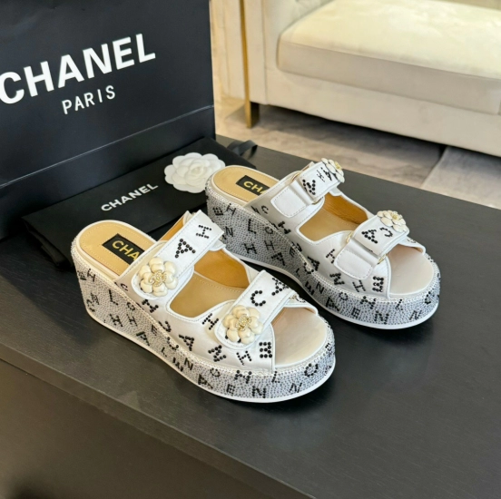 2025 CHANEL White Leather Slippers LY00330