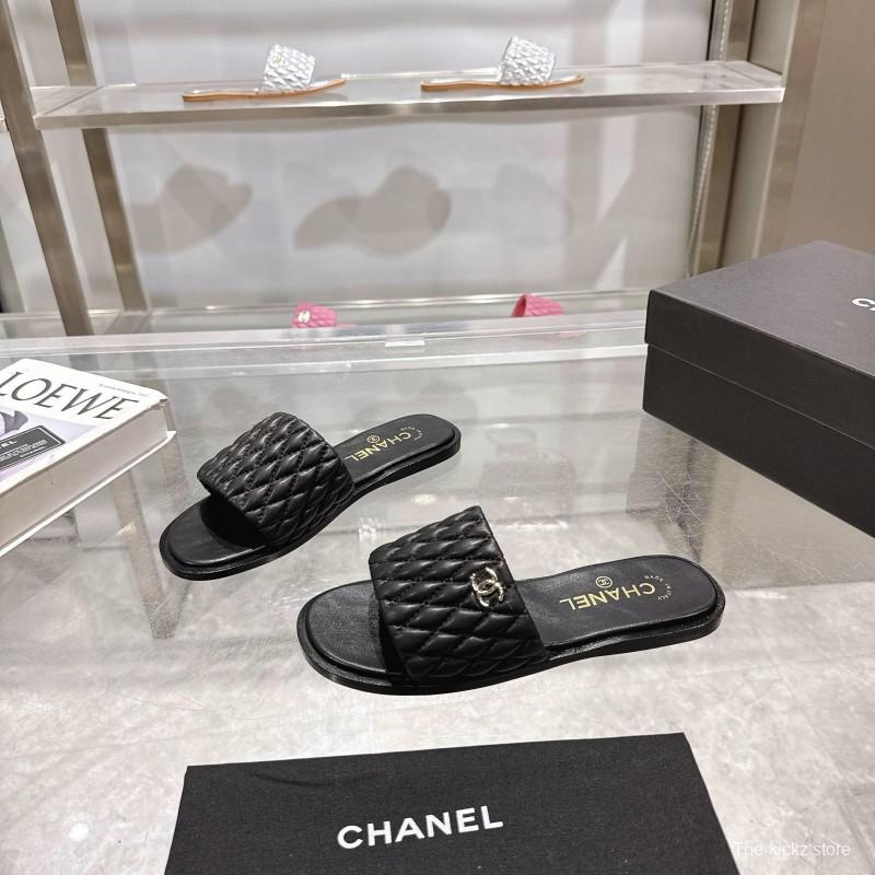 2025 Slippers Chanel Black Quilted Leather Slippers