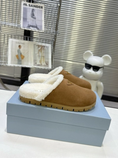 Prada Fall/Winter 2025 New Shearling Mule with Triangle Buckle Enclosed Toe - KFY00270
